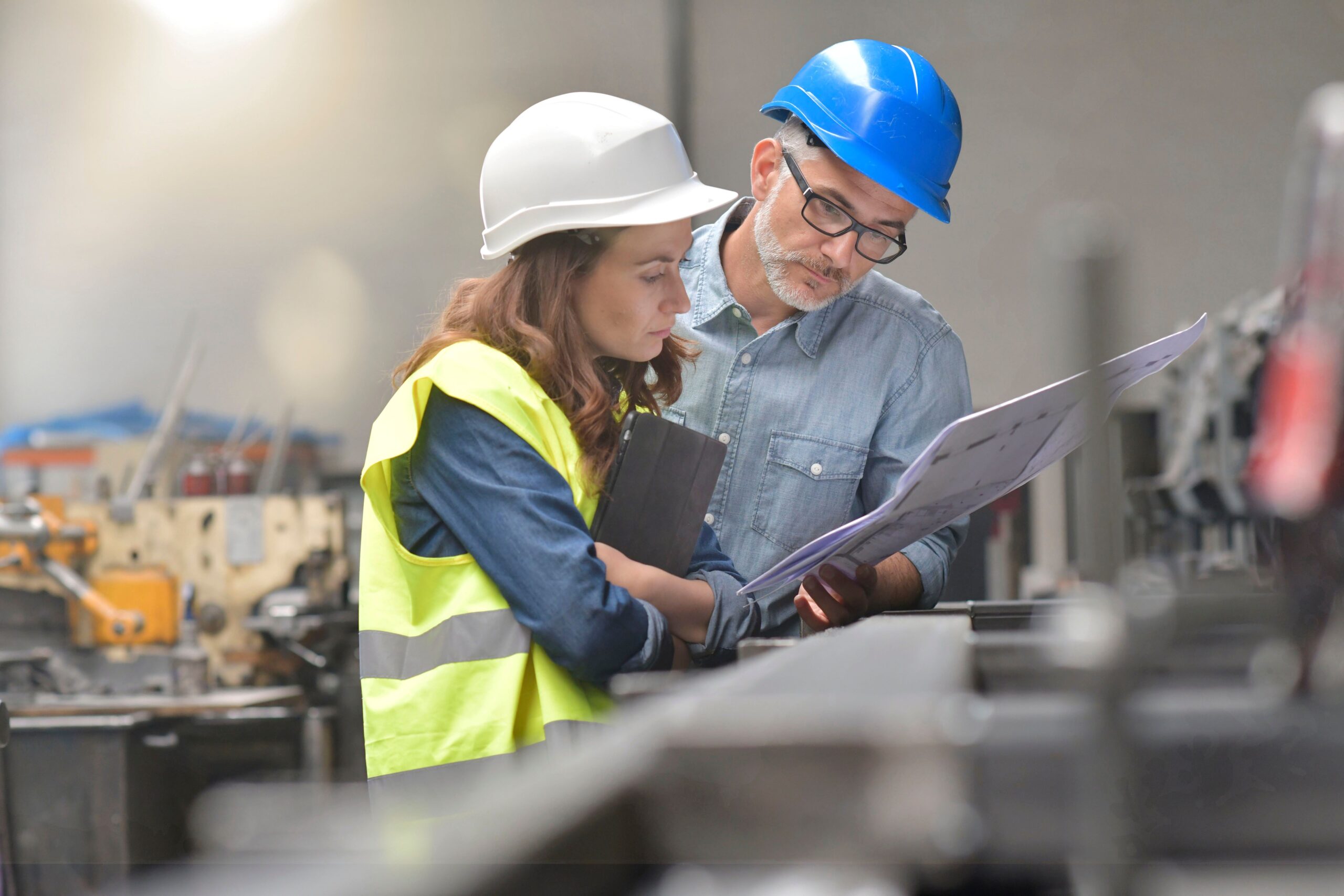 Menschen arbeiten in der Industrie