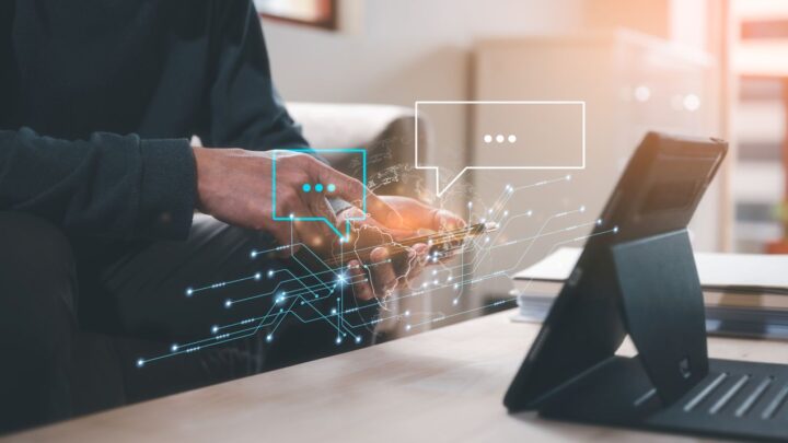 Post Market Surveillance zeigt eine Person, die auf einem Tablet und Smartphone digitale Rueckmeldungen und Feedbackdaten verarbeitet